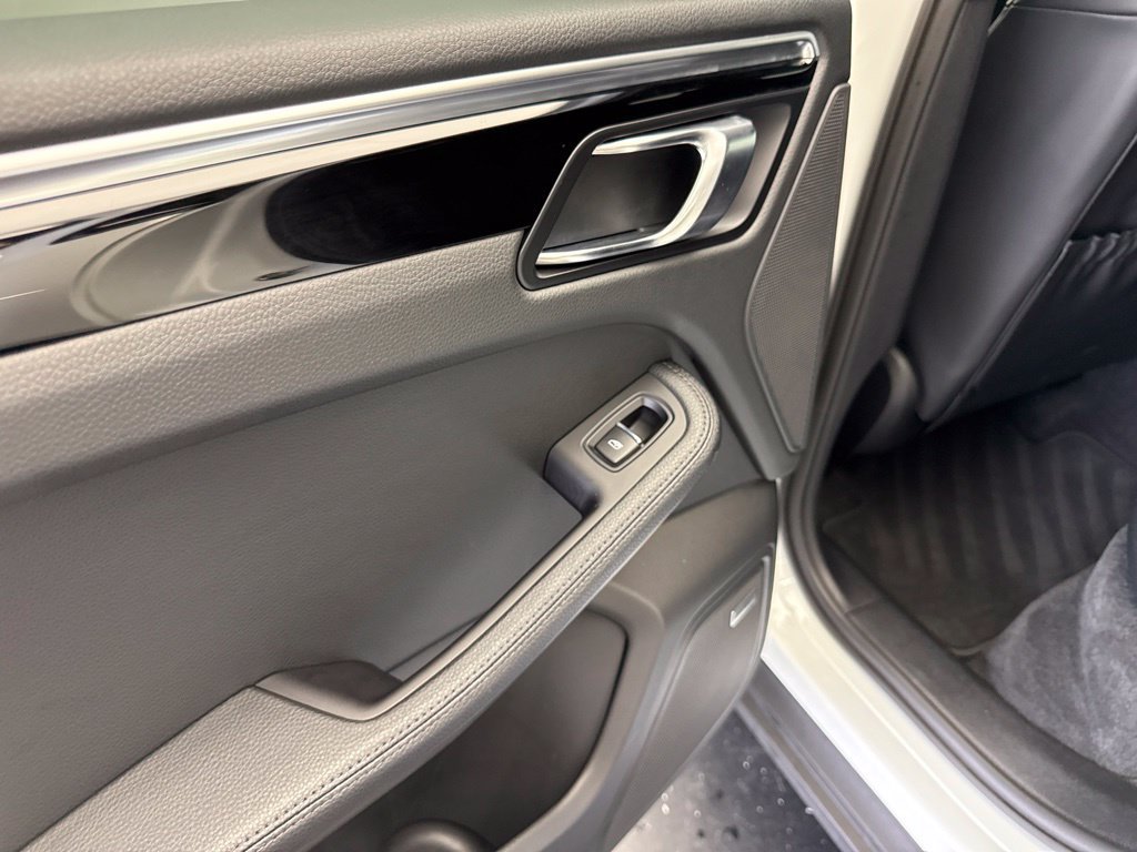 Certified 2024 Porsche Macan AWD/4WD image 17