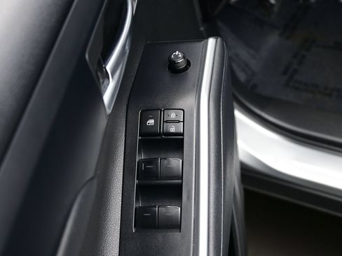 Used 2023 Toyota Highlander XLE FWD image 10
