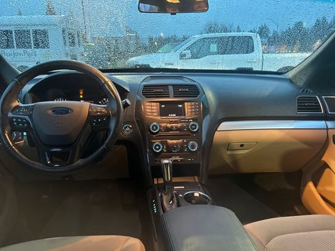 Used 2016 Ford Explorer XLT image 6