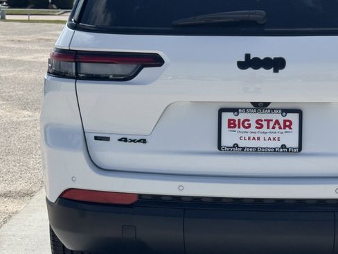 Used 2023 Jeep Grand Cherokee L Limited w/ Luxury Tech Group II image 11