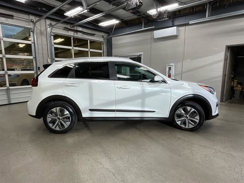 Used 2022 Kia Niro EX image 6