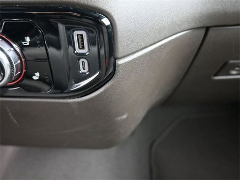 Used 2024 GMC Sierra 1500 SLT image 3