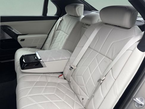 Certified 2024 BMW i7 xDrive60 image 29