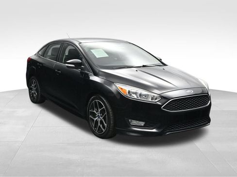 Used 2016 Ford Focus SE w/ SE Sport Package FWD image 7