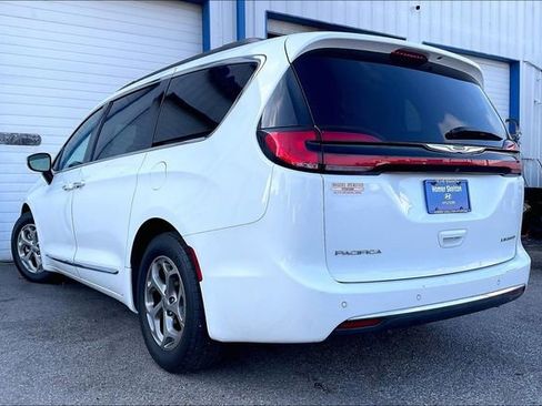 Used 2023 Chrysler Pacifica Limited FWD image 3