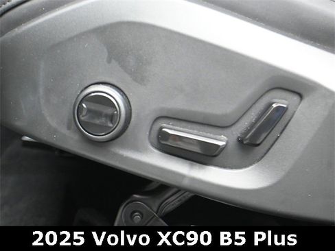 Used 2025 Volvo XC90 B5 Plus w/ Protection Package Premier image 11
