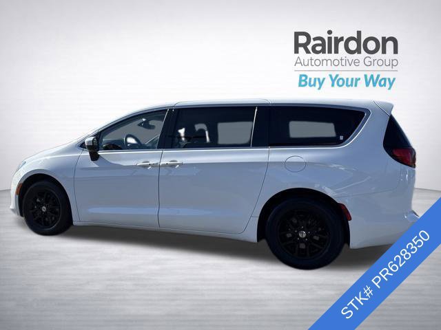 Used 2023 Chrysler Voyager LX FWD image 4
