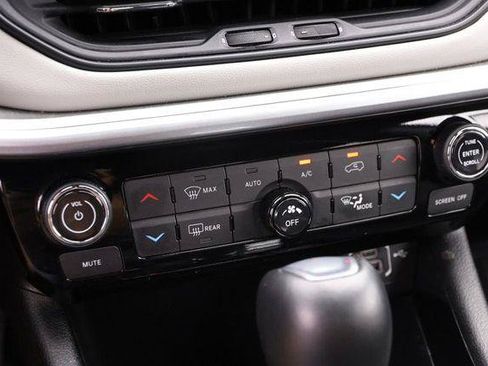 Used 2025 Jeep Compass Limited AWD/4WD image 17