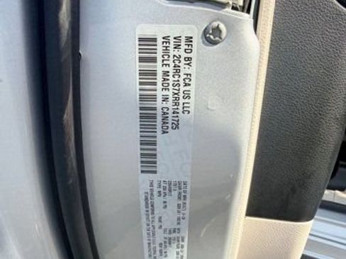 Certified 2024 Chrysler Pacifica Limited FWD image 18