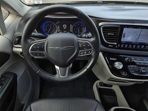 Used 2017 Chrysler Pacifica Touring-L Plus w/ Advanced Safetytec Group image 16