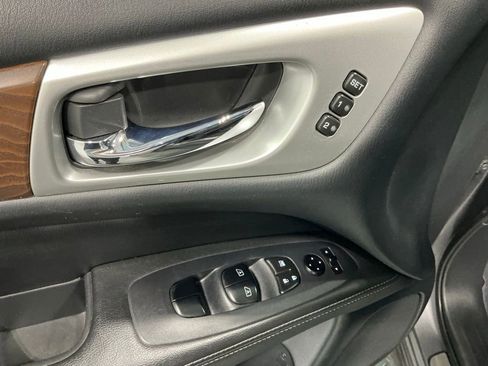 Used 2020 Nissan Pathfinder Platinum FWD image 57