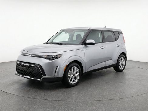 Used 2025 Kia Soul LX w/ LX Technology Package FWD image 3