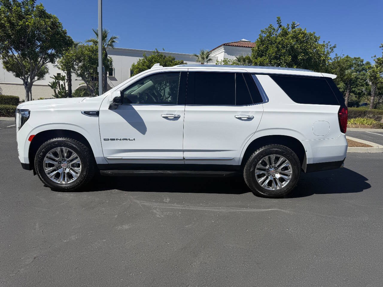 Used 2021 GMC Yukon Denali w/ LPO, Illumination Package AWD/4WD image 2