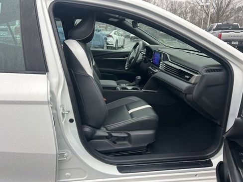 Used 2025 Toyota Camry SE image 15