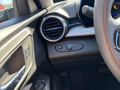 Used 2025 Chevrolet Trax LT image 33