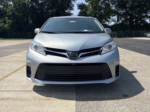Used 2020 Toyota Sienna LE FWD image 2