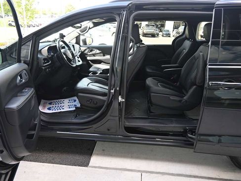 Used 2021 Chrysler Pacifica Touring-L w/ Uconnect Theater Family Group FWD image 10
