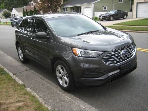 Used 2019 Ford Edge SE image 2