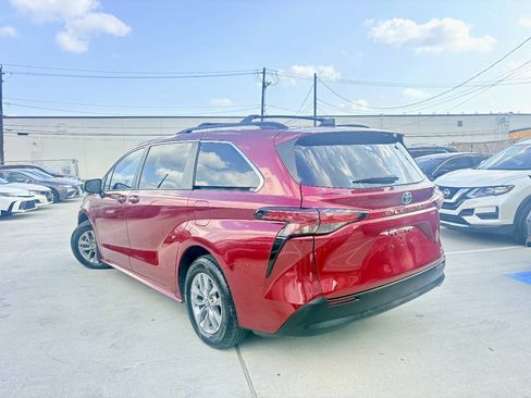 Used 2022 Toyota Sienna LE FWD image 7