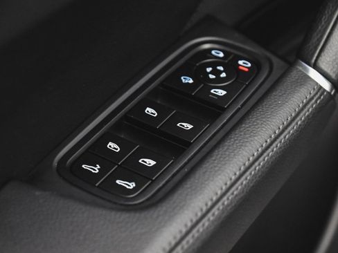 Used 2023 Porsche Cayenne image 10