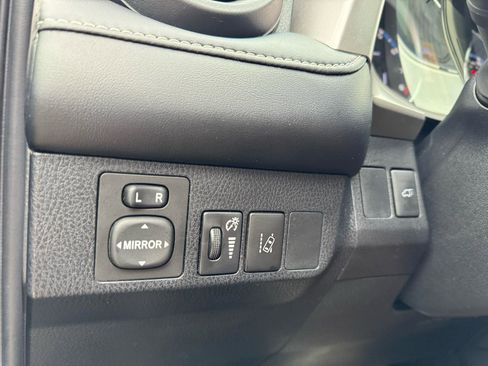 Used 2018 Toyota RAV4 Limited FWD image 29