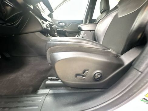 Used 2020 Jeep Cherokee Latitude Plus AWD/4WD image 15