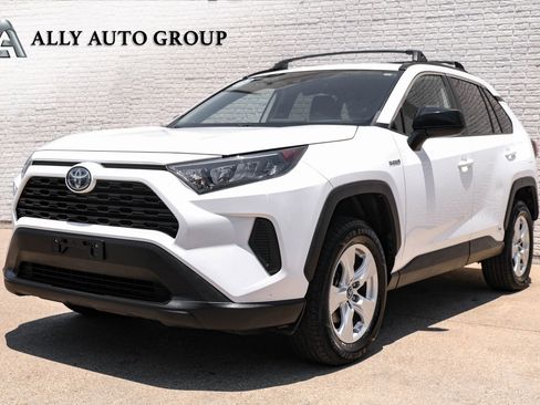 Used 2020 Toyota RAV4 LE image 1
