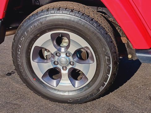 Used 2018 Jeep Wrangler Unlimited Sahara w/ Connectivity Group image 8