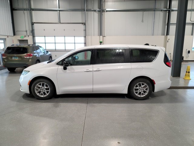 Used 2024 Chrysler Pacifica Touring-L FWD image 4