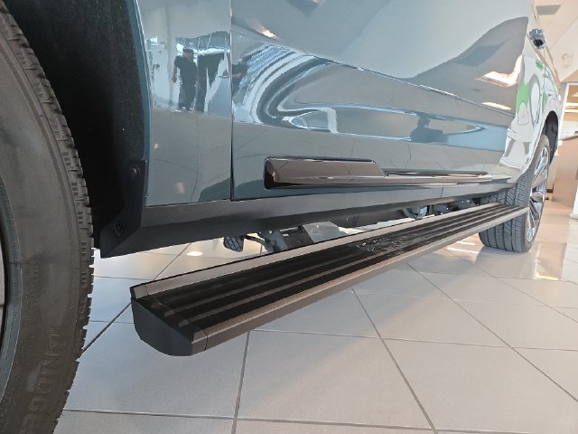 Used 2025 Cadillac Escalade ESV V AWD/4WD image 8