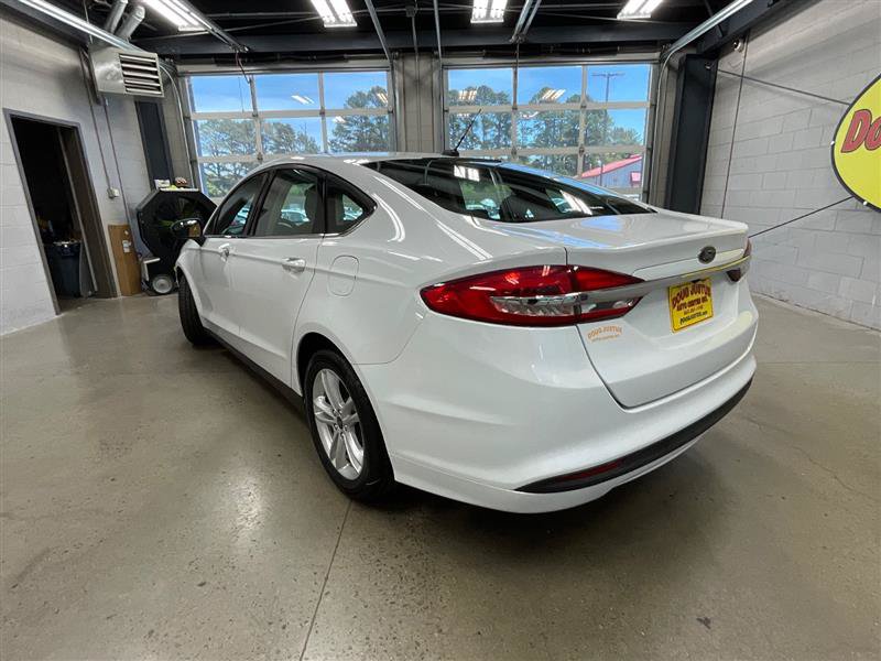 Used 2018 Ford Fusion SE FWD image 3