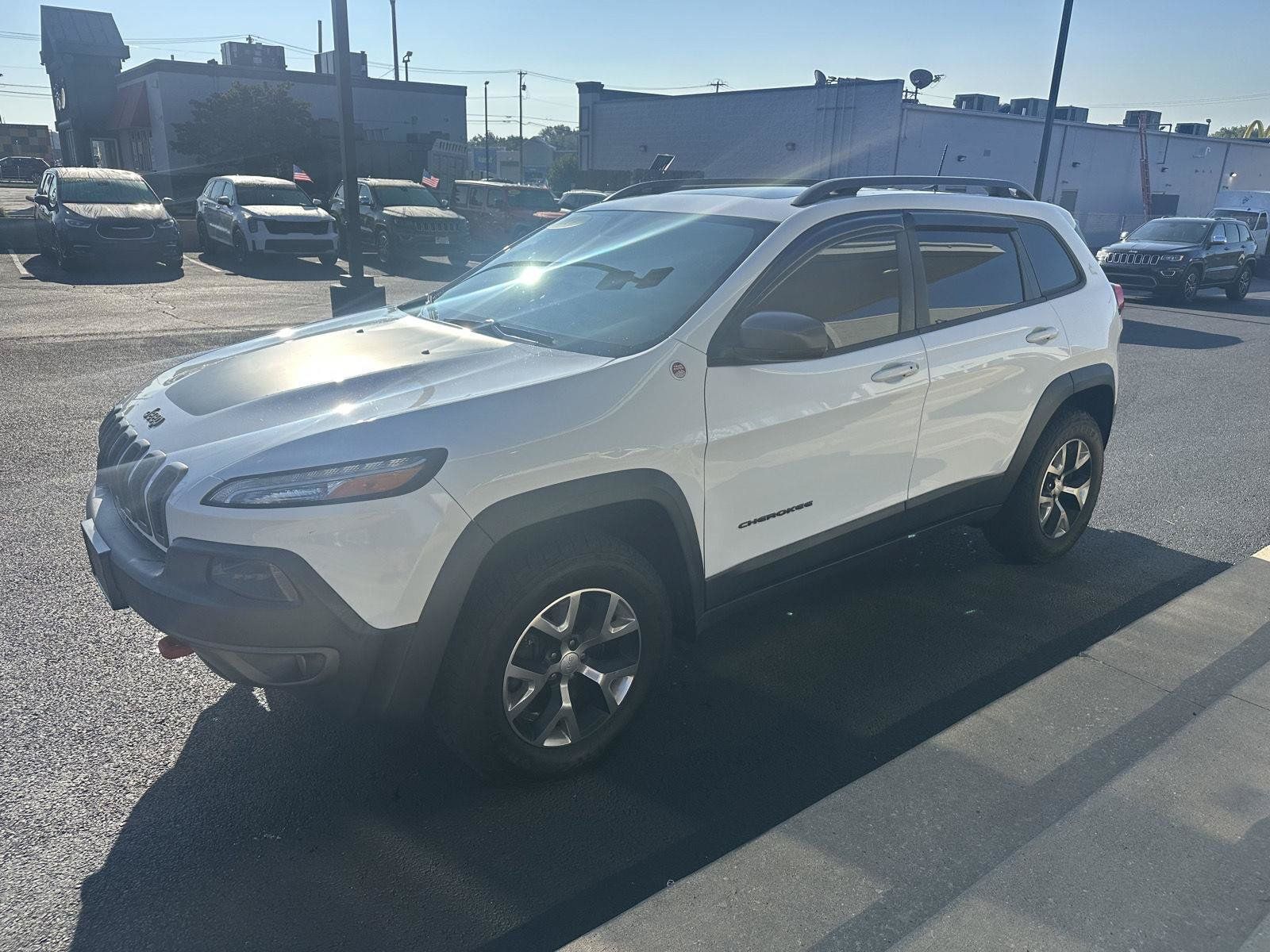 Used 2017 Jeep Cherokee Trailhawk AWD/4WD image 6