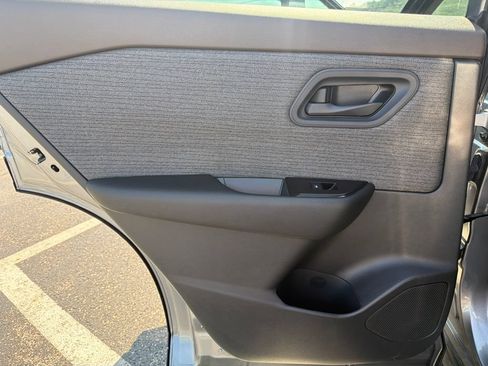 Used 2023 Nissan Rogue S AWD/4WD image 22