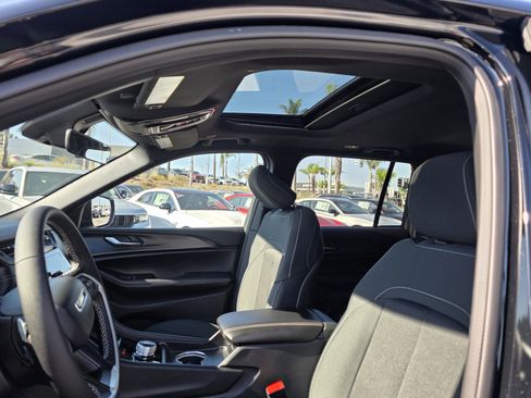 New 2025 Jeep Grand Cherokee image 17