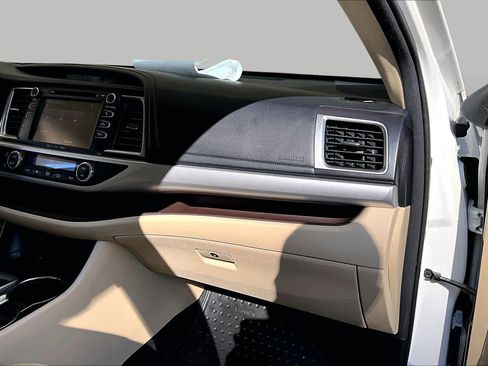 Used 2016 Toyota Highlander Plus FWD image 18
