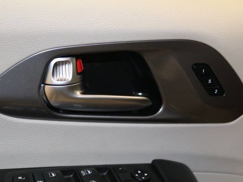 Used 2023 Chrysler Pacifica Touring-L image 95