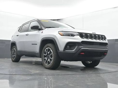 Used 2025 Jeep Compass Trailhawk AWD/4WD image 25