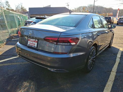 Used 2022 Volkswagen Passat 2.0T image 3
