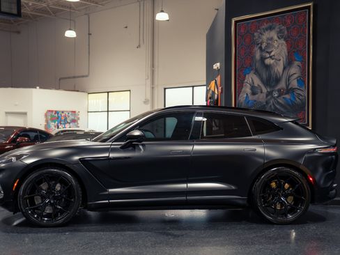 Used 2021 Aston Martin DBX AWD/4WD image 3