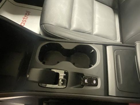 Used 2025 Volvo XC40 B5 Core image 26