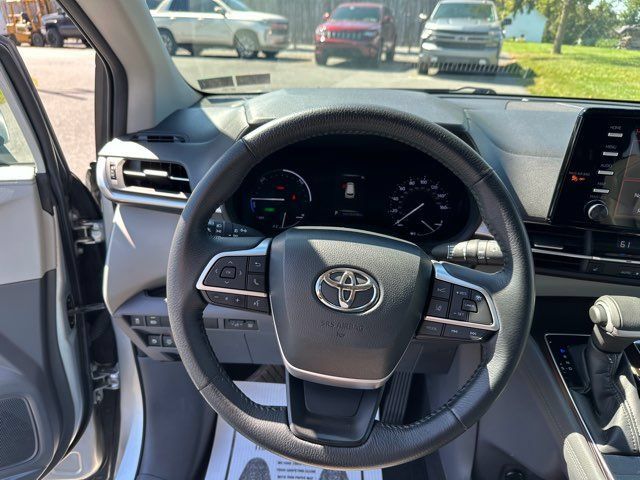 Used 2022 Toyota Sienna XLE AWD/4WD image 11