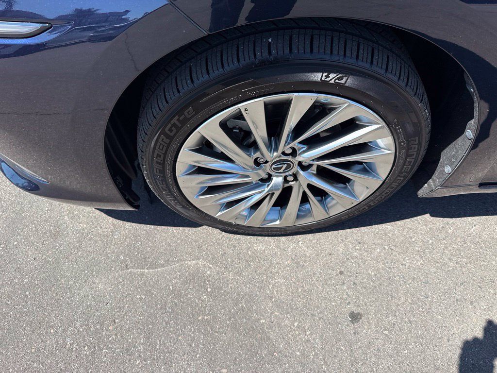 Used 2021 Lexus ES 300h w/ Accessory Package FWD image 4