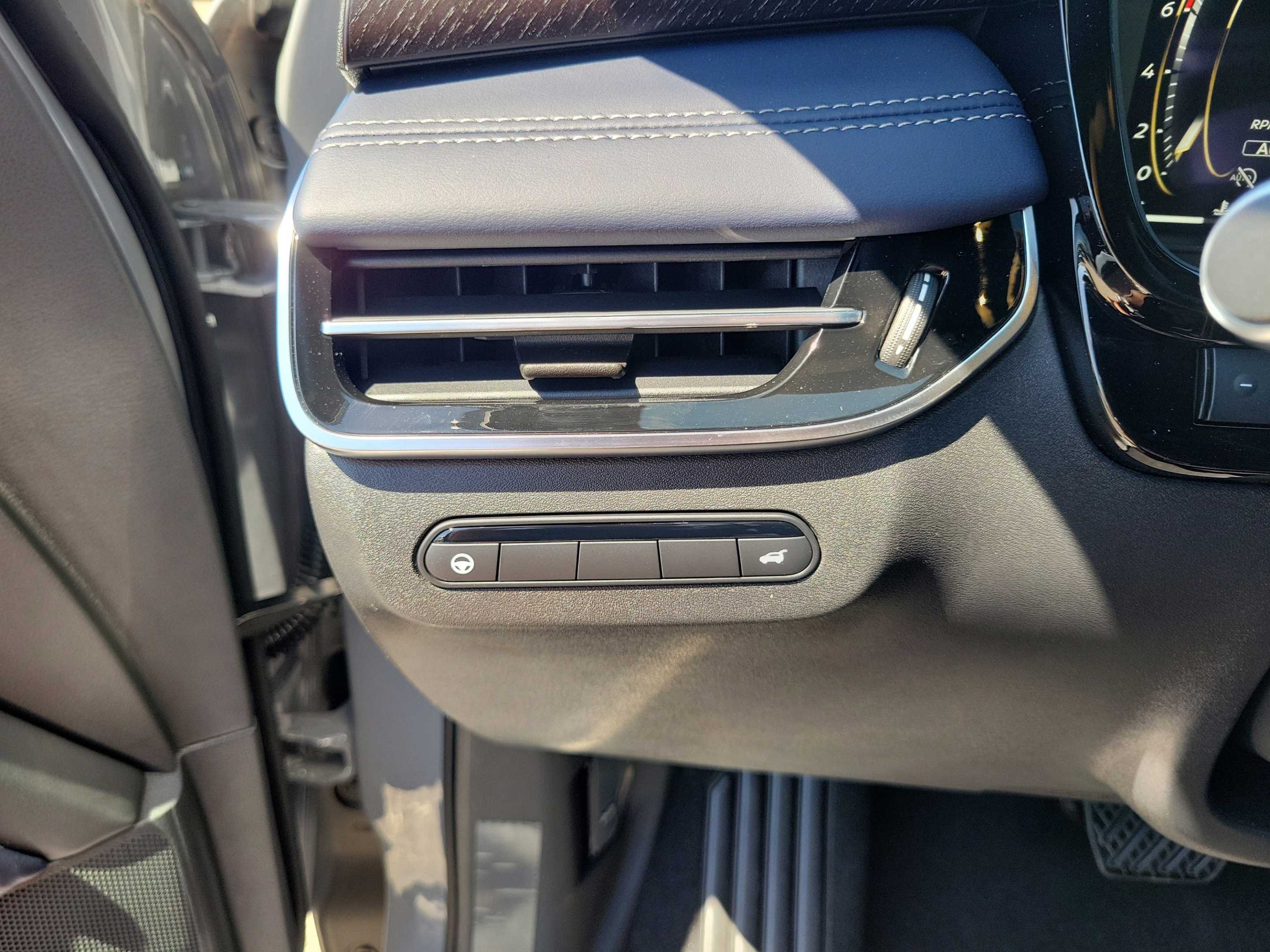 New 2026 INFINITI QX60 Sport w/ Dark Cargo Package AWD/4WD image 9
