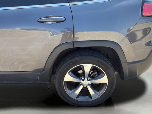 Used 2019 Jeep Cherokee Limited FWD image 40