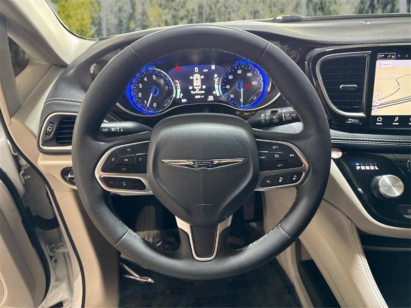 Used 2023 Chrysler Pacifica Limited FWD image 18