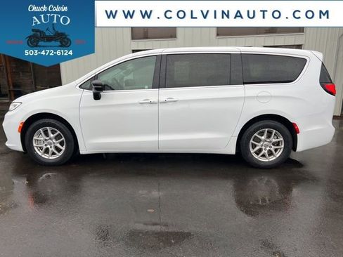 Used 2024 Chrysler Pacifica Touring-L image 11