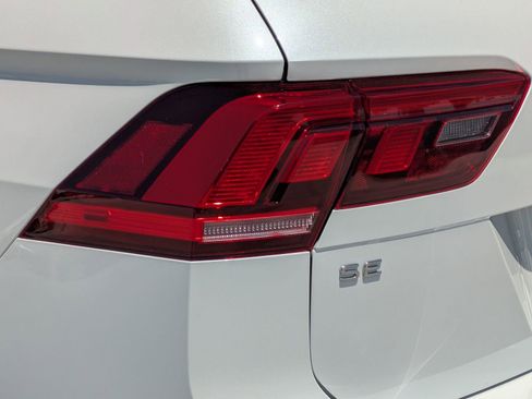 Used 2023 Volkswagen Tiguan SE w/ Panoramic Sunroof Package FWD image 18