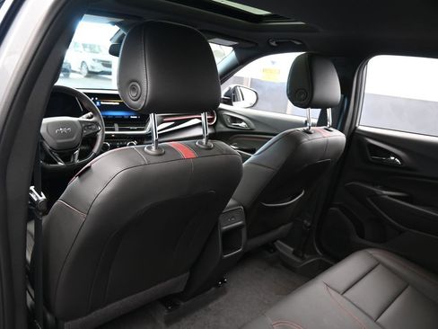 Used 2024 Chevrolet Trax RS w/ Sunroof Package image 36