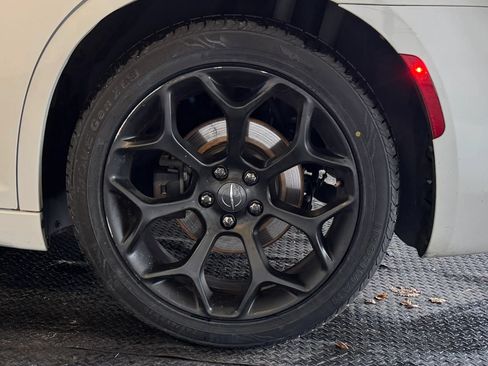 Used 2019 Chrysler 300 S RWD image 8
