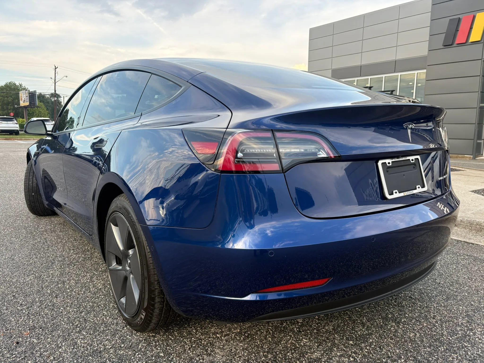 Used 2022 Tesla Model 3 Long Range AWD/4WD image 3